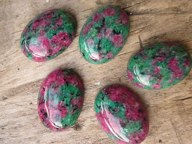 Cabochon ruby in zoisite, 25x18 mm