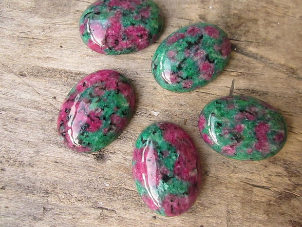 Cabochon ruby in zoisite, 25x18 mm