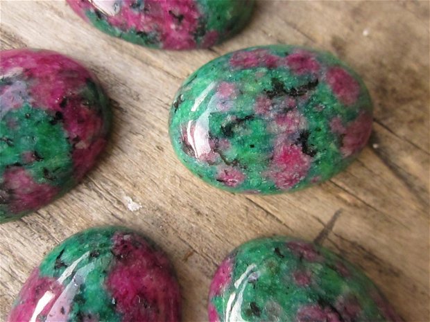 Cabochon ruby in zoisite, 25x18 mm