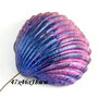 7959 - Pandantiv, scoica vopsita manual, iridescent violet si bleumarin, efect metalizat