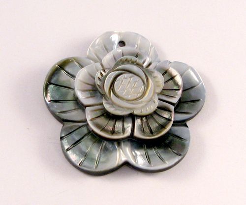 7980 - Pandantiv, sidef gri, sculptat manual, floare