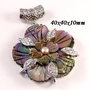 7981 - Pandantiv, sidef gri, sculptat manual, cristale sticla, floare