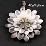 7982 - Pandantiv, sidef gri, sculptat manual, floare