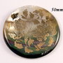7999 - Pandantiv / medalion, scoica / sidef gri cu irizatii multicolore, insertii aurii, disc usor arcuit / convex