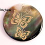 8000 - Pandantiv / medalion, scoica / sidef gri cu irizatii multicolore, insertii aurii, disc