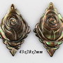 5584 - SET Minipandantive / charms, sidef sculptat, gri, flori trandafiri, romb
