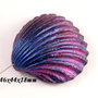 7965 - Pandantiv, scoica vopsita manual, iridescent violet si bleumarin, efect metalizat