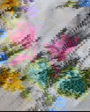 Fata de masa brodata