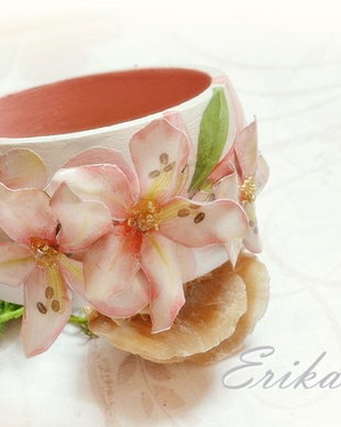 Bratara cu flori in pasteluri-Colectia,,Blossoming jewelry"