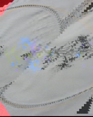 Fata de masa cu broderie si dantela