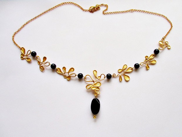 Colier auriu cu negru din sarma gilt, lac si onix