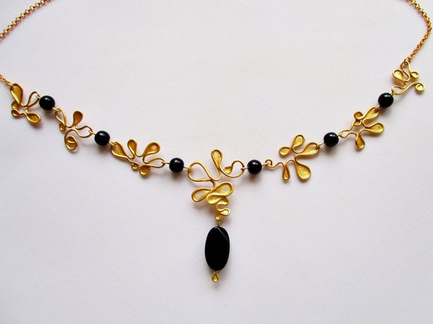 Colier auriu cu negru din sarma gilt, lac si onix