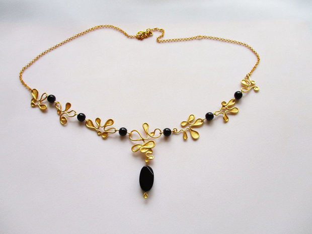 Colier auriu cu negru din sarma gilt, lac si onix