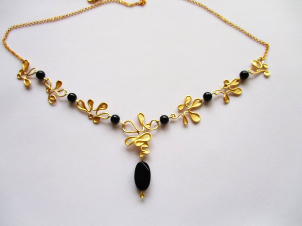 Colier auriu cu negru din sarma gilt, lac si onix