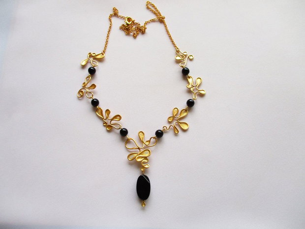 Colier auriu cu negru din sarma gilt, lac si onix