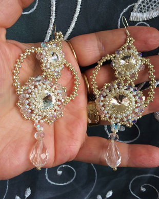 Cercei brodati cu margele toho si rivoli Swarovski