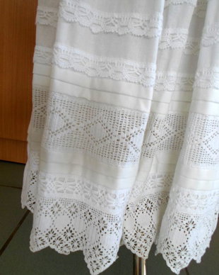 fusta alba cu dantela