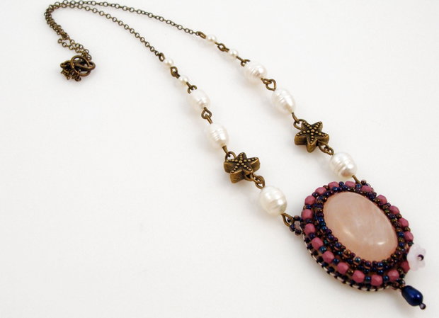 Colier elegant cu perle si cuart roz