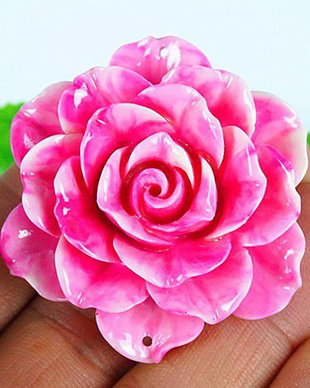 8035 - Pandantiv, scoica tridacna de sinteza, vopsita, fuchsia-alb, 50x45x17mm