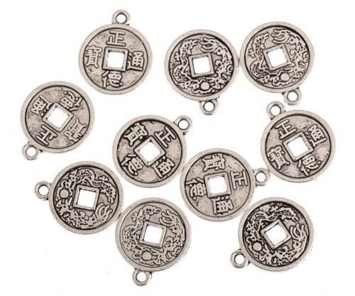 8045 - (10buc) Charms monede feng shui / banuti norocosi, aliaj metalic argintiu antichizat