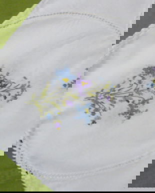 Fata de masa cu broderie si dantela