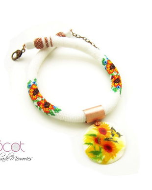 Colier crosetat cu margele de nisip, motiv floral- Floarea soarelui