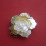 Inchizatoare ornamentala cu floare din sidef pentru 3 randuri