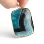 Pandant cu agata & quartz  teal si negru in rama aurita