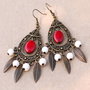 Cercei varatici cu howlite coral si elemente metalice bronz antic