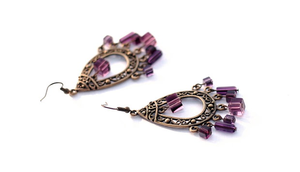 Cercei varatici cu margele cubice violet si elemente metalice bronz antic