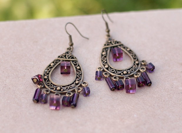 Cercei varatici cu margele cubice violet si elemente metalice bronz antic