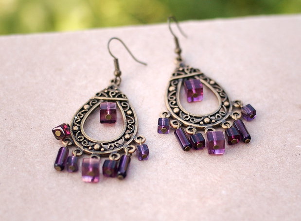 Cercei varatici cu margele cubice violet si elemente metalice bronz antic