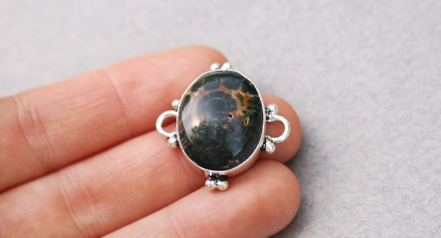 Pandant cu jasper oceanic in rama  decorativa argintata si antichizata