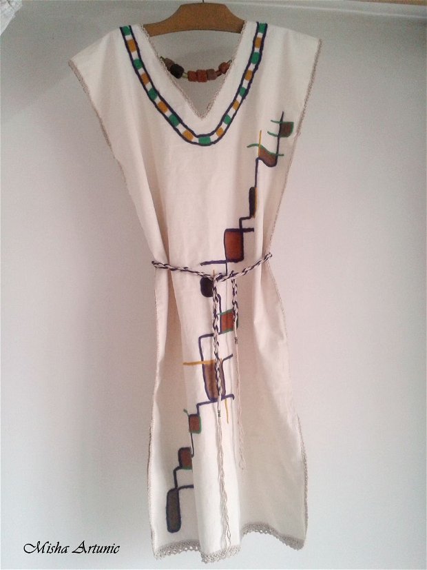 Rochie din panza de in cu broderie impaslita, accesoriata cu bijuterii - rezervat