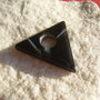 Pandantiv triunghiular din agata alba cu dungi negre aprox 6x36x41 mm