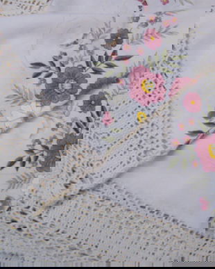 Fata de masa cu broderie si dantela