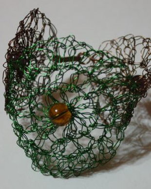 bratara din sarma crosetata - green and brown