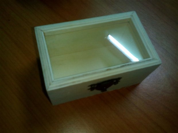 Cutiuta din lemn, cu capac din sticla
