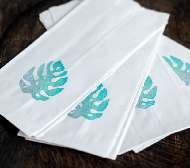 Set 10 buc pungi albe stampilate manual - Monstera - burduf lateral - 8.5 x 19.5 cm