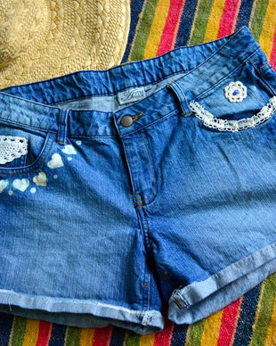 Pantaloni scurti decorati - comanda