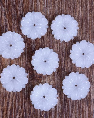 8065 # (2buc) Floare sculptata, agata alba, 15mm