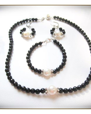 SET-ONIX NEGRU SI PERLE NATURALE ALBE