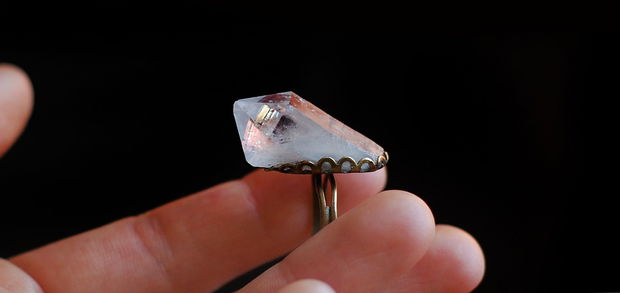 Midnight Nostalgia - Inel Quartz crystal point cu fatetele originale  prins pe o baza bronz filigranata