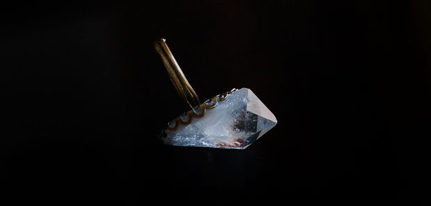 Midnight Nostalgia - Inel Quartz crystal point cu fatetele originale  prins pe o baza bronz filigranata