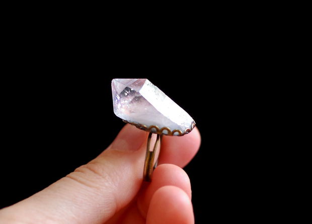 Midnight Nostalgia - Inel Quartz crystal point cu fatetele originale  prins pe o baza bronz filigranata