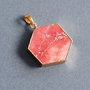 Pandant howlite hexagonal nuanta corai electroplacat cu aur