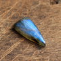 Cabochon Labradorit triunghiular cu irizatii albastre