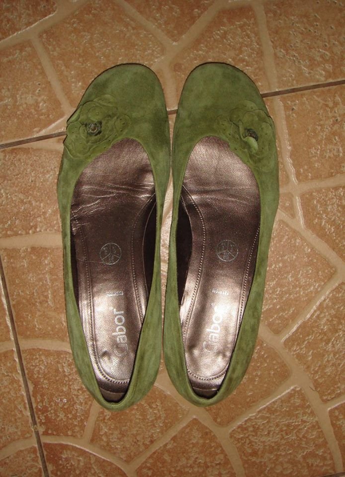 Pantofi din piele de antilopa, verzi, accesorizati cu floare