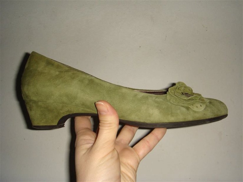 Pantofi din piele de antilopa, verzi, accesorizati cu floare