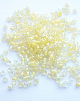 LMN212 - (50g) margele nisip transparent cu miez galben 2 mm